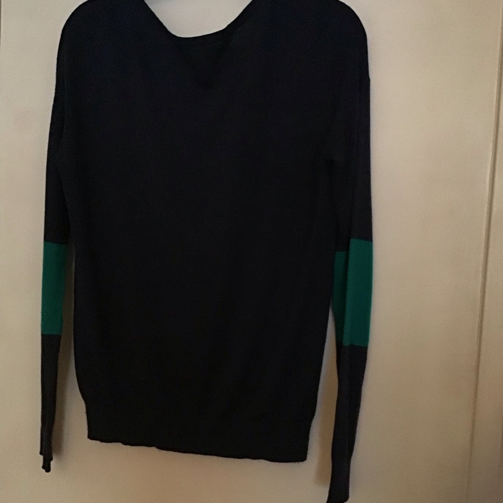 Cashmere medium v-neck navy sweater-green thick stripes, decorating sleeves.